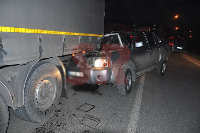 Kamyonet, tır dorsesinin altına girdi
