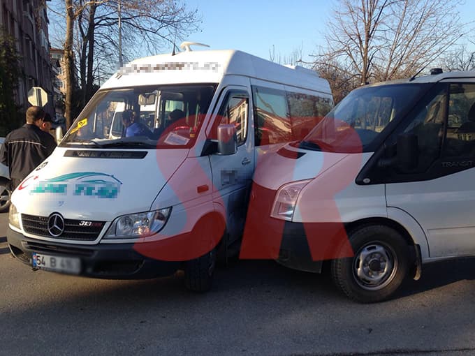 Kamyonet ve okul servisi çarpıştı: 1 yaralı