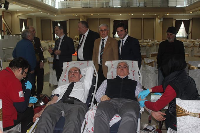 Gazeteciler kan bağışladı