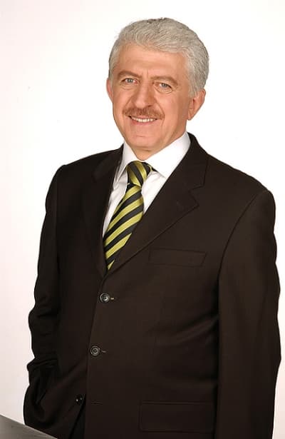 <strong><font face="Arial" size="2">Yola Başbakanımızla &Ccedil;ıktık</font></strong> <p><font face="Arial" size="2">AK Parti&rsquo;de siyaset yapmanın onurunu ve gururunu her zaman yaşadığını belirten Başkan Duran, <font color="#333399">&ldquo;1994 yılında belediye başkanlığı g&ouml;revine geldiğimizde Sayın Başbakanımız o d&ouml;nem İstanbul B&uuml;y&uuml;kşehir Belediye başkanlığını kazanmıştı. Biz bu yola o zaman kendisiyle birlikte baş koyduk. Bir&ccedil;ok sıkıntı yaşadık, zor g&uuml;nler ge&ccedil;irdik, &ccedil;eşitli baskılar g&ouml;rd&uuml;k ancak hi&ccedil;bir d&ouml;nem bu hareketin mensubu olmaktan duyduğum sevinci, heyecanı kaybetmedim. Sakarya&rsquo;nın 17 Ağustos 1999 depreminden sonra her alanda gelişmesi i&ccedil;in en b&uuml;y&uuml;k desteği veren Başbakanımız Sayın Recep Tayyip Erdoğan&rsquo;ın kadrosunda yer almaktan her zaman onur duydum. <strong>Ayrıca, T&uuml;rkiye&rsquo;yi karanlıktan &ccedil;ıkarıp aydınlığa kavuşturan AK Parti&rsquo;nin bir neferi olma gururunu da her zaman yaşadım, yaşıyorum.</strong> Bu onur, hi&ccedil;bir makam, mevki, şan, ş&ouml;hret ve menfaat ile değiştirilemeyecek kadar &ouml;zel ve değerlidir. Şehrimize kazandırdığımız her eserde bu değerin izleri vardır&rdquo;</font> dedi.&nbsp;</font></p><p><font face="arial,helvetica,sans-serif" size="2"><strong>G&ouml;revimizin Başındayız</strong></font></p><p><font face="arial,helvetica,sans-serif" size="2">Başkan Duran s&ouml;zlerini şu şekilde tamamladı;<font color="#333399"> &ldquo;<strong>Aziz Duran olarak benim Sakarya B&uuml;y&uuml;kşehir Belediye Başkanlığı&rsquo;na veda edip etmeme kararını tek başına vermem s&ouml;z konusu olamaz.</strong> Bu kararda en zor zamanlarda bizlere olan g&uuml;venini, desteğini esirgemeyen Sakarya halkı, mensubu bulunduğum AK Parti ve liderimiz Sayın Recep Tayip Erdoğan&rsquo;ın elbette birinci derecede hakları vardır. </font></font><font face="arial,helvetica,sans-serif" size="2" color="#333399"><strong>Bug&uuml;ne kadar ben değil biz demeyi ilke edindik.</strong> Bundan sonra da bu ilkemize sadık kalacağız. Hizmet odaklı siyaset anlayışımız ile yolumuza devam ediyoruz. Vatandaşımızdan ve liderimizden aldığımız desteğimizle yolumuza devam ediyor, m&uuml;cadelemizi s&uuml;rd&uuml;r&uuml;yoruz. Yarım kalan işlerimizi bitirmenin ve şehrimizi nakış gibi işlemenin sevdasıyla inan&ccedil;la, azimle ve heyecanla başkanlık g&ouml;revimizi s&uuml;rd&uuml;r&uuml;yoruz&rdquo;.<br /></font></p>