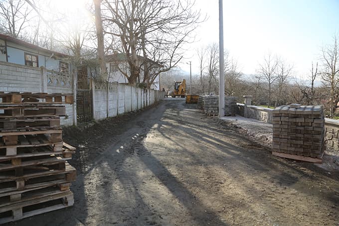 Sapanca'da parke taşı çalışmaları devam ediyor