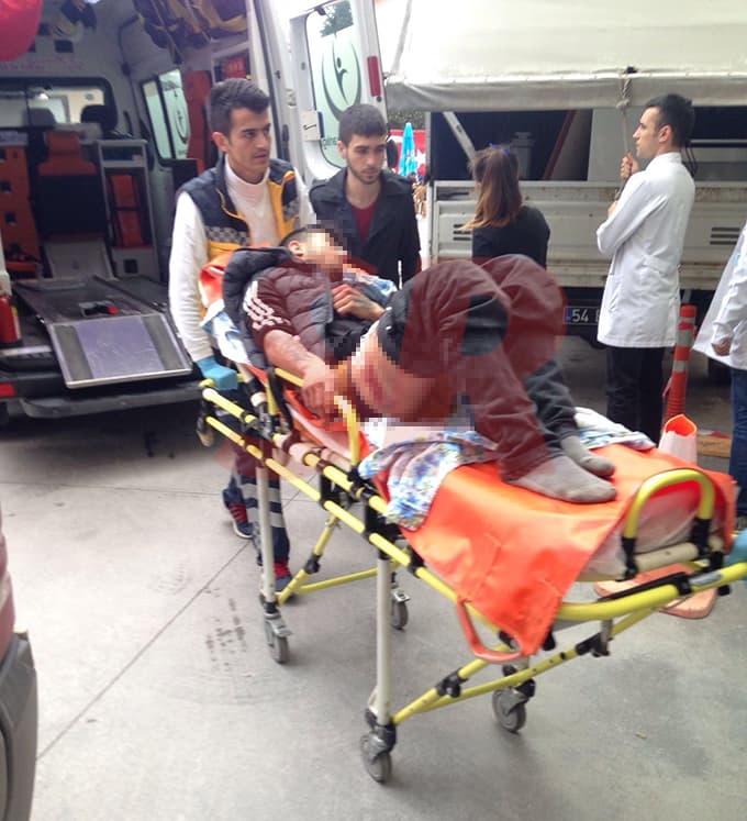 Bıçağın üzerine düşen genç hastanelik oldu