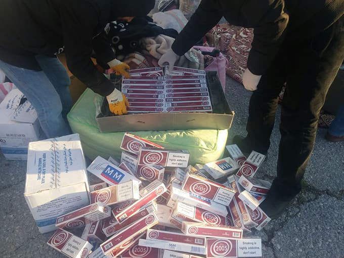 İki minibüsten 16 bin paket kaçak sigara çıktı