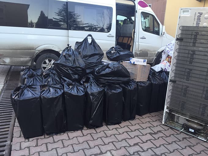 İki minibüsten 16 bin paket kaçak sigara çıktı
