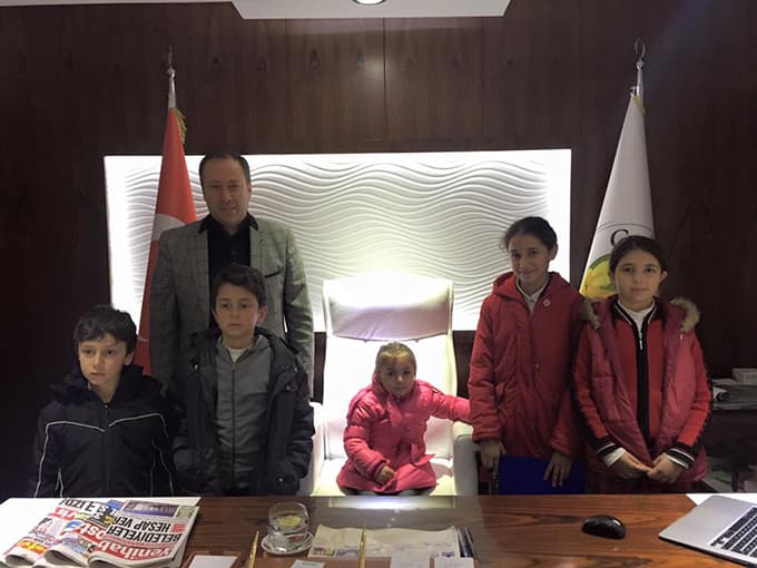 Başkan Amcaları minikleri kırmadı