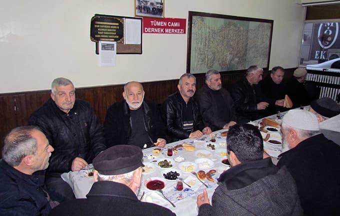 Gençler kahvaltılı sabah namazında buluşuyor
