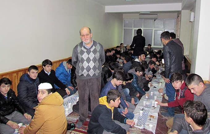 Gençler kahvaltılı sabah namazında buluşuyor
