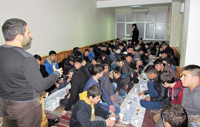 Gençler kahvaltılı sabah namazında buluşuyor
