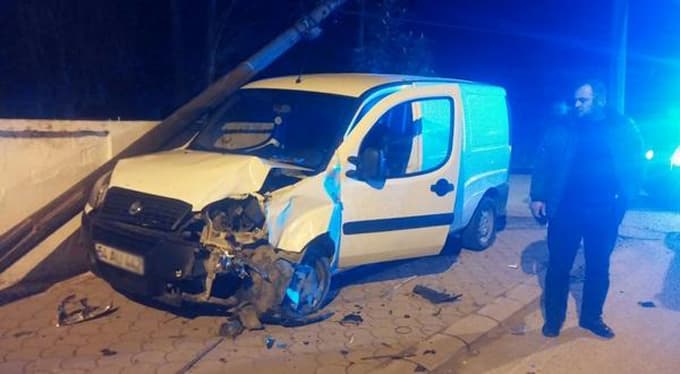 Otomobile çarpan araç, telefon direğine çarptı
