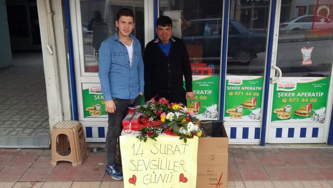 Çiçekçi esnafının yüzü güldü