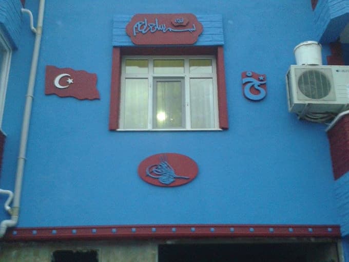 Fanatik Trabzonsporlu, evini bordo maviye boyattı