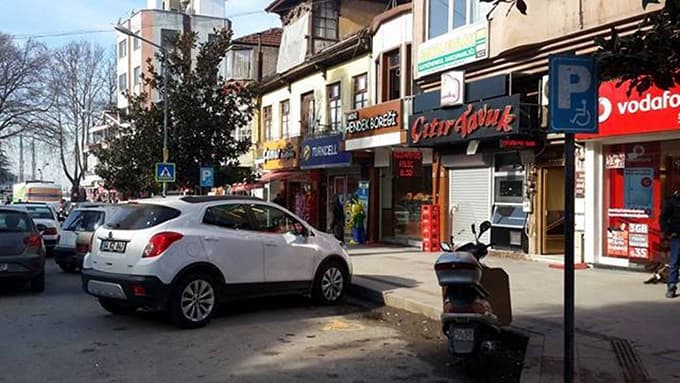 Kaldırımdaki araçlara ceza kesiliyor