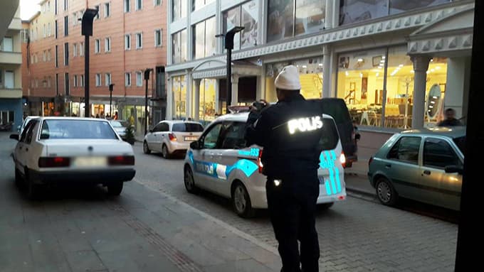 Kaldırımdaki araçlara ceza kesiliyor