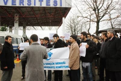 SAÜ'de Başörtüsü Yasağını Kınadılar