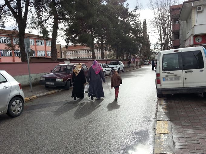 Sokaktaki tezatlık dikkat çekti