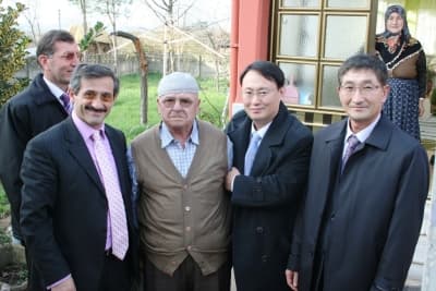<strong><font face="Arial" size="2">Kanaat &Ouml;nderleri Hizmetten Memnun<br /><br /></font></strong><font face="Arial" size="2">Ferizli Belediye Başkanı H&uuml;seyin Kaşkaş&rsquo;ın kanaat &ouml;nderleri ile d&uuml;zenlediği il&ccedil;e turunda yapılan faaliyetleri tek tek anlatıp bilgi vermesi kanaat &ouml;nderlerini &ccedil;ok memnun etti. Kanaat &ouml;nderleri <font color="#333399">&ldquo;Başkanımızın yaptığı &ccedil;alışmaları zaten biliyorduk. Ama birde hep beraber yerinde gezip g&ouml;rd&uuml;k. Ger&ccedil;ekten il&ccedil;emizde &ccedil;ok b&uuml;y&uuml;k &ccedil;alışmalar oldu. Her alanda il&ccedil;emizin &ccedil;ehresi değişti. Biz başkan Kaşkaş'tan &ccedil;ok memnunuz. Birde bu &ccedil;alışmaları bizleri unutmayıp &ouml;nem vererek anlatması bizlere ayrıca memnunluk verdi. Biz bu başarılı &ccedil;alışmalardan dolayı başkanımıza &ccedil;ok teşekk&uuml;r ediyoruz&quot;</font> dediler.</font>