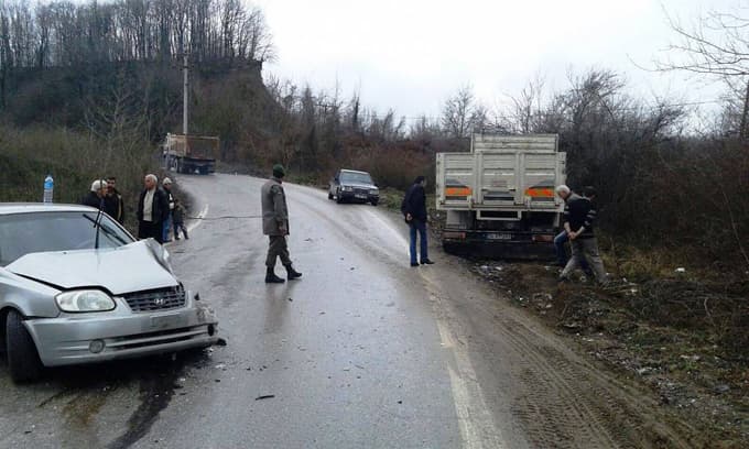 Otomobil ile kamyon çarpıştı: 2 yaralı