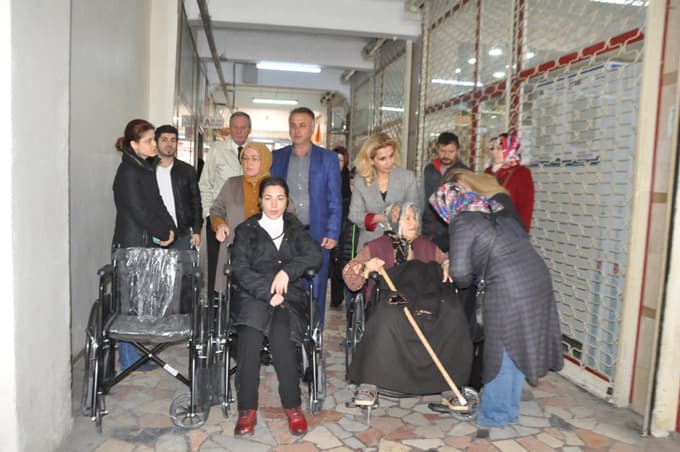 Hayırseverden 3 engelli vatandaşa tekerlekli sandalye