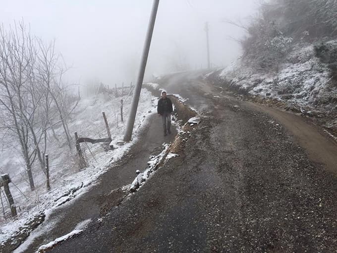 Yol çöktü, elektrik direği yan yattı 