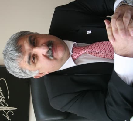 <p><font face="arial,helvetica,sans-serif" size="2"><strong>Bankalar Kimsenin G&ouml;z&uuml;n&uuml;n Yaşına Bakmıyor</strong></font></p><p><font face="arial,helvetica,sans-serif" size="2">Esnaf ve sanatkarların ekonomide dengeleri sağlayan &ouml;nemli bir fakt&ouml;r olduğunu s&ouml;yleyen Salihoğlu, <font color="#333399">&quot;Esnafın ekonomideki rol&uuml; tam olarak algılanamadı. Ge&ccedil;mişte, esnaf ve sanatkarlar veresiye defteri tutarak vatandaşın ekonomik sıkıntısına ortak olurdu. Esnaf ve sanatkarlar, ekonomide dengeleri sağlayan &ouml;nemli bir fakt&ouml;rd&uuml;. Ge&ccedil;im sıkıntısı &ccedil;eken vatandaş, 'yaz deftere' diyerek ailesinin ge&ccedil;imini temin ederdi. Bankalar ise kimsenin g&ouml;z&uuml;n&uuml;n yaşına bakmıyor. Vatandaş, kart borcunu bir g&uuml;n bile geciktirse, d&uuml;nyanın en y&uuml;ksek faizini &ouml;demek zorunda kalıyor. Oysa enflasyonun &ccedil;ok daha y&uuml;ksek olduğu yıllarda, parasını alamayan esnafımız, kimseden bir kuruş bile faiz istemezdi&quot;</font> diye konuştu.&nbsp;&nbsp; </font></p><p><font face="arial,helvetica,sans-serif" size="2"><strong>Artık Bankalarda Elini Taşın Altına Koymalı</strong></font></p><p><font face="arial,helvetica,sans-serif" size="2">Salihoğlu, bankaların kredi kartı bor&ccedil;larını yeniden yapılandırması gerektiğini belirterek, <font color="#333399">&quot;Artık bankalarda elini taşın altına koymalı. Kredi kartı bor&ccedil;larını yeniden yapılandırmalıdır. B&uuml;t&uuml;n d&uuml;nyada şiddeti giderek artan ekonomik kriz nedeniyle bankacılık sekt&ouml;r&uuml;n&uuml;n de zor bir d&ouml;nemden ge&ccedil;tiğini biliyoruz. 35 milyar YTL d&uuml;zeyindeki kart borcunun kısa bir s&uuml;rede kapanması imkansız. Buna bir de aylık y&uuml;zde 4,83 oranında bileşik faiz eklenmesi durumunda bor&ccedil; kartopu gibi b&uuml;y&uuml;mektedir. Bankaların bu bor&ccedil;ları yeniden yapılandırması vatandaşlar kadar bankaların da &ccedil;ıkarına olacaktır. Bu yapılanma ile piyasalarda hareketlilik sağlanacaktır&quot;</font> dedi.&nbsp; </font></p>