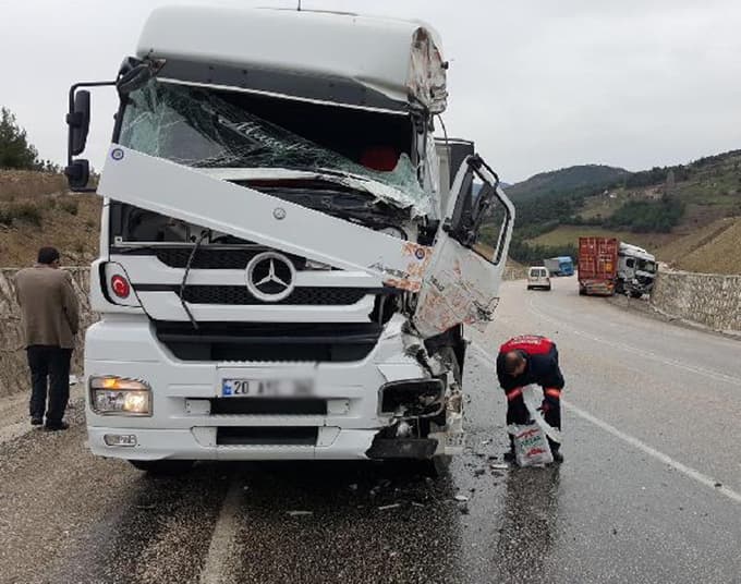 Pamukova'da iki TIR çarpıştı: 1 yaralı