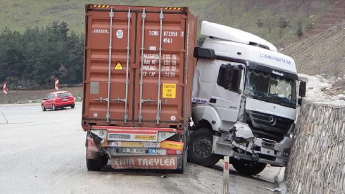 Pamukova'da iki TIR çarpıştı: 1 yaralı