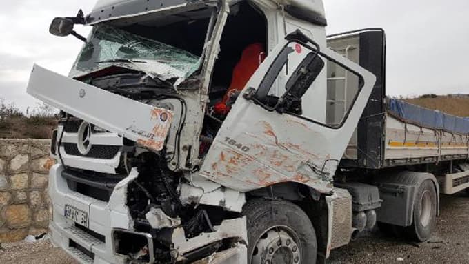 Pamukova'da iki TIR çarpıştı: 1 yaralı