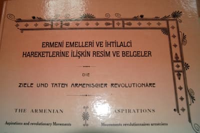 <p><font face="arial,helvetica,sans-serif" size="2"><strong>Soykırım S&ouml;z Konusu Değil</strong></font></p><p><font face="arial,helvetica,sans-serif" size="2">1915 olaylarıyla ilgili bilgilerin elimizde olduğunu, Osmanlı arşivinin a&ccedil;ık olduğunu belirten Selvi, s&ouml;zlerine ş&ouml;yle devam etti: <font color="#333399">&quot;Yaptığımız akademik &ccedil;alışmalarla bunları ifade ettik. Herhangi bir soykırım ya da b&uuml;y&uuml;k felaket s&ouml;z konusu değil. Eğer bu sayıya d&ouml;n&uuml;şt&uuml;r&uuml;lecek olursa, T&uuml;rklerin kaybı 1. D&uuml;nya Savaşı'nda Ermenilerden daha fazla. Ermeniler de Doğu Anadolu B&ouml;lgesi'nde Fransızlarla, İngilizlerle, Ruslarla &ouml;ld&uuml;rme faaliyetlerine girişmişlerdi.&quot; </font></font></p><p><font face="arial,helvetica,sans-serif" size="2"><strong>Tek Bir Etnik İfade Kullanılmaz</strong></font></p><p><br /><font face="arial,helvetica,sans-serif" size="2">Tehcir kanununun &ccedil;ıkarılma sebebini a&ccedil;ıklayan Selvi, s&ouml;zlerini ş&ouml;yle s&uuml;rd&uuml;rd&uuml;: <font color="#333399">&quot;1915 Mayıs'ında alınan Sevk ve İskan Kanunu'nda, o zaman tehcir kanunu ifadesi kullanılmıyordu, cephe gerisinde ordunun hareketini engelleyecek, yıkıcı &ccedil;alışmalarda bulunanlar harp sahasından nakledilecek ifadeleri yer alıyor. Burada ne Ermeni'den bahseder ne de Rum'dan. Bir tek etnik ifade kullanılmaz.&quot;</font></font></p>