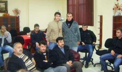 <strong><font face="Arial" size="2" color="#000000">Herkes &Ouml;zg&uuml;r, Endişeye Gerek Yok</font></strong> <p><font face="Arial" size="2">Olaya karışan K&ouml;ksal Salih de &ouml;ğrencilerle herhangi bir sorunları olmadığını dile getirerek, <font color="#333399">&quot;Olay tamamen şahsi bir meseleydi ve bir anlık oldu bitti. Biz kimsenin &ouml;zg&uuml;rl&uuml;ğ&uuml;n&uuml; kısıtlamıyoruz. Herkes &ouml;zg&uuml;rd&uuml;r, &ouml;ğrencilerin endişe duymasına kesinlikle gerek yoktur&quot;</font> diye konuştu. Okul temsilcisi Murat Karaoğlu ve olaya karışan K&ouml;ksal Salih birbirlerine sarılarak &ouml;ğrenci-halk beraberliğini g&ouml;sterdi. </font></p><p><font face="arial,helvetica,sans-serif" size="2">20 Aralık akşamı tesbih sallama sebebiyle &ouml;ğrenciler ile gen&ccedil;ler arasında kavga &ccedil;ıkmış, aralarında &ouml;ğrencilerin de bulunduğu 8 kişi yaralanmıştı.</font> </p>
