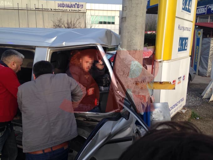 Direğe çarpan minibüste sıkıştılar