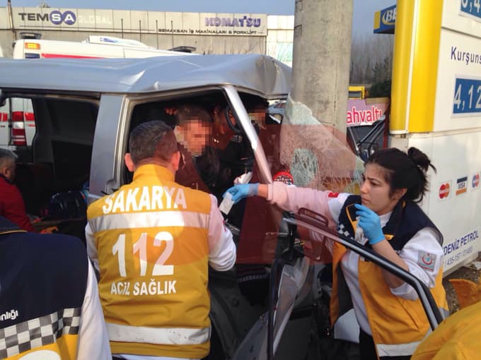 Direğe çarpan minibüste sıkıştılar