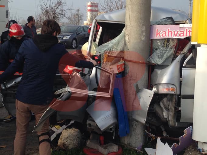 Direğe çarpan minibüste sıkıştılar