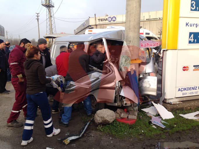 Direğe çarpan minibüste sıkıştılar