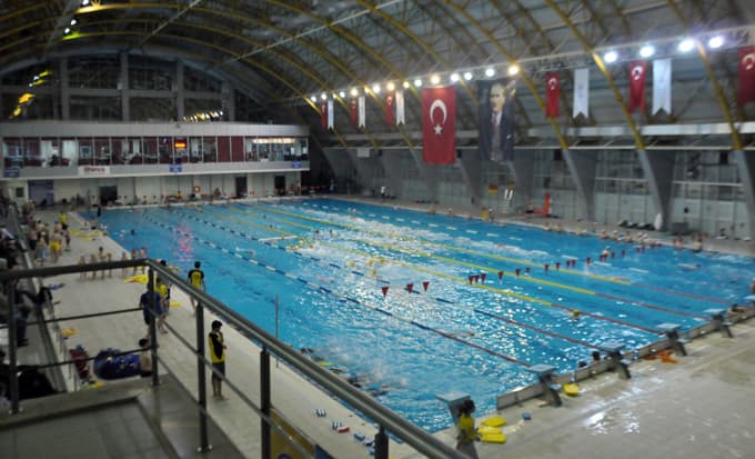Engelliler yüzme öğreniyor