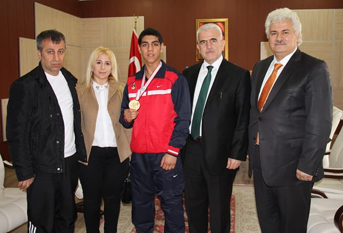Kuntoğlu, şampiyon sporcuyu altınla ödüllendirdi 