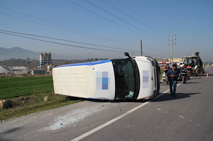 Ters şeride giren minibüse TIR çarptı