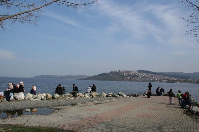 Güzel havayı gören Sapanca Gölü'ne koştu
