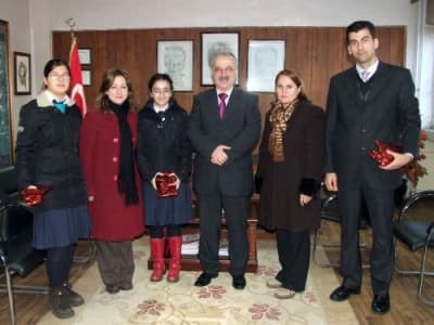 <p><font face="arial,helvetica,sans-serif" size="2">Karasu İn&ouml;n&uuml; İlk&ouml;ğretim Okulu &ouml;ğretmen ve &ouml;ğrencileri Sakarya İl Milli Eğitim M&uuml;d&uuml;r&uuml; Murat Yazıcı'yı ziyaret ederek proje ile ilgili bilgi verdi. &Ouml;ğretmen ve &ouml;ğrencileri başarısı nedeniyle kutlayan Milli Eğitim M&uuml;d&uuml;r&uuml; Murat Yazıcı, Sakarya'daki okulların son yıllarda proje &ccedil;alışmalarında b&uuml;y&uuml;k başarı g&ouml;stermesinin sevindirici olduğunu s&ouml;yledi.</font></p><p><font face="arial,helvetica,sans-serif" size="2">AB Comenius Okul Ortaklığı projesi iki yıl s&uuml;recek. T&uuml;rkiye, İtalya ve İspanya'dan &uuml;&ccedil; okulun yer aldığı<font color="#333399"> &quot;Bayramların Tadı&quot;</font> isimli projenin <font color="#333399">ilk buluşması 17-24 Ocak 2009 tarihleri arasında İtalya'da, ikinci buluşması Mayıs 2009'da İspanya'da, son buluşma ise 23 Nisan 2010 yılında Sakarya-Karasu'da yapılacak.<br /></font></font></p>