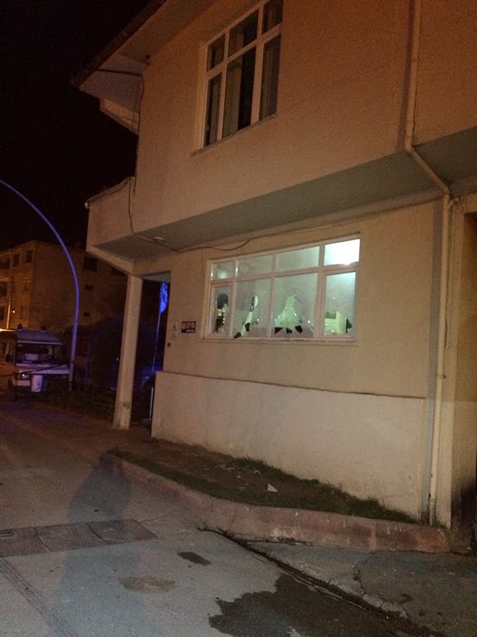 Akyazı'da belediyeye taşlı saldırı