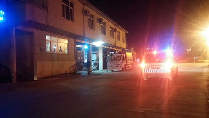 Akyazı'da belediyeye taşlı saldırı