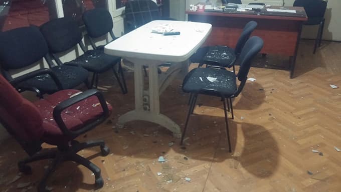 Akyazı'da belediyeye taşlı saldırı