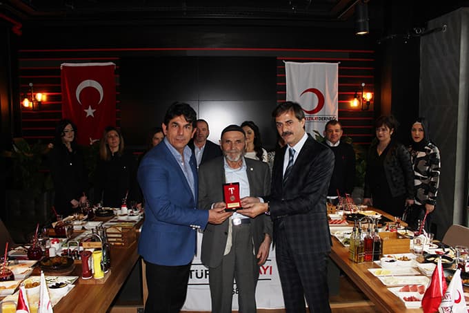 Kendisi kirada oturduğu halde, dairesini Kızılay'a bağışladı