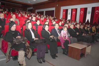 <p><font face="arial,helvetica,sans-serif" size="2"><strong>Hendeklileri Bol Bol G&uuml;ld&uuml;</strong></font></p><p><font face="arial,helvetica,sans-serif" size="2">İkinci defa Hendek'e gelen ve<font color="#333399"> &ldquo;Bir Başkadır Benim Memleketim &ldquo;</font> adlı oyunda, 25 kişilik kadrosuyla Levent Kırca Tiyatrosu yine Hendeklileri bol bol g&uuml;ld&uuml;rd&uuml;. İki perde olarak sahnelenen oyunun ilk perdesinde, g&uuml;neydoğu b&ouml;lgesinde iş gezisine &ccedil;ıkan zengin bir ailenin yolda kalmaları sonucu onlara evini a&ccedil;an k&ouml;yl&uuml; bir ailenin arasında yaşanan diyaloglar mizahi bir dille anlatılırken, ikinci perdede ise T&uuml;rkiye'deki adalet sistemi ve mahkemelerin bir&ccedil;ok gereksiz dosyalarla meşgul edilmesi komik bir dille sahneye yansıtıldı. </font></p>
