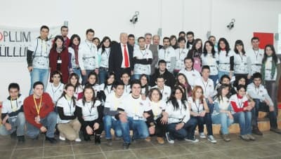 <font face="Arial" size="2" color="#000000"><strong>Deprem &Ouml;l&uuml;mlerinin Nedeni Deprem Değildir</strong></font> <p><font face="Arial" size="2">T&uuml;rkiye'nin birinci derece deprem b&ouml;lgesinde yer almadığını ifade eden Ercan <font color="#333399">''Birinci derece deprem b&ouml;lgesi Pasifik kuşağıdır. Yani Japonya, Yeni Zelanda ve Amerika'nın batısının bulunduğu kesim birinci derece deprem b&ouml;lgesidir. &Ccedil;&uuml;nk&uuml; o b&ouml;lgede 8'den daha b&uuml;y&uuml;k depremler olur. T&uuml;rkiye'de bug&uuml;ne kadar olan en b&uuml;y&uuml;k deprem ise 7,9 b&uuml;y&uuml;kl&uuml;ğ&uuml;ndeki Erzincan depremidir. T&uuml;rkiye'de 8'den daha fazla deprem olmayacağı i&ccedil;in T&uuml;rkiye ikinci derece deprem kuşağına girer. Ancak &uuml;lkemiz deprem &ouml;l&uuml;mleri a&ccedil;ısından en &ouml;nde gelen &uuml;lkelerden birisidir. Deprem &ouml;l&uuml;mlerinin nedeni ise deprem değildir. Deprem &ouml;l&uuml;mlerinin nedeni yerleşim alanı tasarımı, yer se&ccedil;imi ve yapı niteliğidir. Yerin davranış &ouml;zelliklerine g&ouml;re yapı dengesini oluşturursanız deprem &ouml;l&uuml;mleri en aza iner''</font> dedi.&nbsp; <br /><br /><font color="#000000"><strong>'Deprem Olmasın' Demek, 'G&uuml;neş Doğmasın' Demektir</strong></font></font></p><p><font face="arial,helvetica,sans-serif" size="2">Depremin değişmeyen yasasına g&ouml;re bir yerde daha &ouml;nce belirli bir b&uuml;y&uuml;kl&uuml;kte deprem olmuşsa gelecekte de en az o b&uuml;y&uuml;kl&uuml;kte deprem olma ihtimali bulunduğuna dikkat &ccedil;eken Ercan, <font color="#333399">''Depremlerin olması gerekir. &Ccedil;&uuml;nk&uuml; depremler olmazsa verimli Sakarya Ovası, sulak araziler ve dağlar oluşmuyor. <strong>'Deprem olmasın' demek, 'g&uuml;neş doğmasın' demektir.</strong> Depremin geldiği yerde sıcak su, jeotermal enerji, altın, g&uuml;m&uuml;ş, krom, petrol yatakları oluşur. Deprem olmazsa bunların hi&ccedil;biri olmaz''</font> diye konuştu.&nbsp;&nbsp;</font></p>