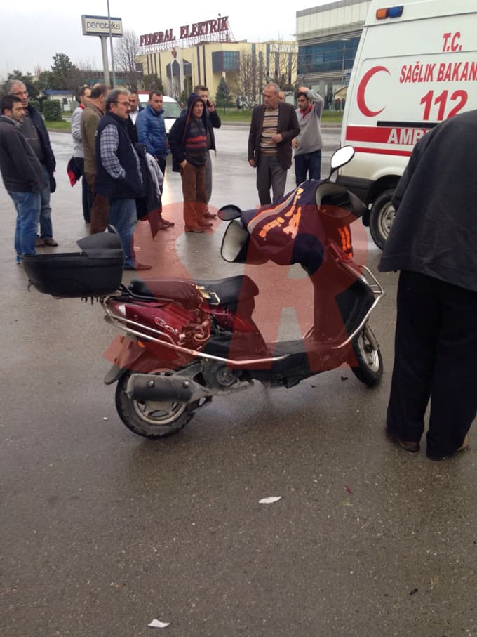 OSB'de otomobil motosikletliye çarptı