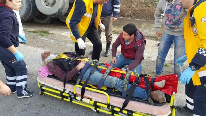 Freni boşalan kamyon köprü duvarına çarptı: 1 yaralı
