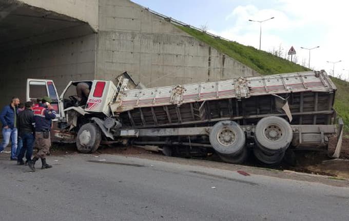 Freni boşalan kamyon köprü duvarına çarptı: 1 yaralı
