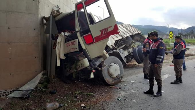 Freni boşalan kamyon köprü duvarına çarptı: 1 yaralı
