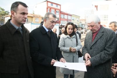 <font face="Arial" size="2" color="#000000"><strong>Her Ge&ccedil;en G&uuml;n&nbsp;Modernleşiyoruz</strong></font><br /><br /><font face="Arial" size="2">Akyazı'nın yapılan yatırımlarla geliştiğini ifade eden Akyazı Belediye Başkanı Yaşar Yazıcı ise,&nbsp; <font color="#333399">&ldquo;İl&ccedil;emiz son yıllarda hızlı bir değişim yaşıyor. Bu değişimde Sakarya B&uuml;y&uuml;kşehir Belediyesi'nin ve Başkanımız Aziz Duran'ın katkıları &ccedil;ok b&uuml;y&uuml;k. B&uuml;y&uuml;kşehirin il&ccedil;emize verdiği destekle altyapı, yol, su konusunda problemlerimizi hallettik. Kavşak ve &ccedil;evre d&uuml;zenleme &ccedil;alışmaları s&uuml;r&uuml;yor. Akyazımız her ge&ccedil;en g&uuml;n daha modernleşiyor. Başkanımız Aziz Duran'a il&ccedil;emize katkılarından dolayı teşekk&uuml;r ediyorum&rdquo;</font> diye konuştu.</font>
