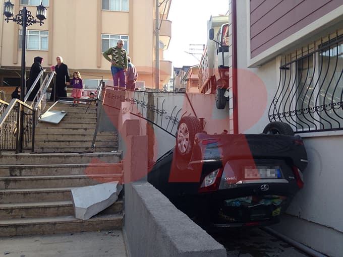 Freni boşalan kamyonet ortalığı birbirine kattı
